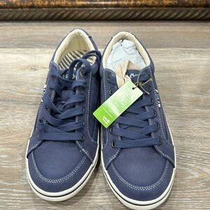 Taos tennis shoe